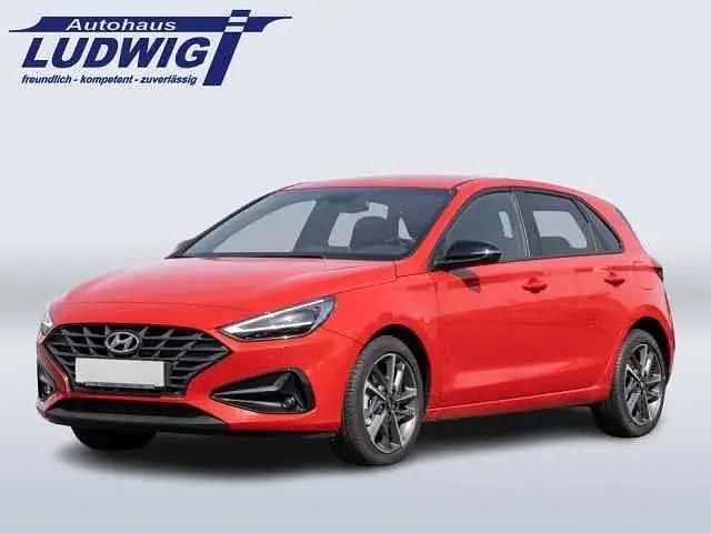 Gebraucht Hyundai i30 GO! 120 PS (88 kW) 2024 Rot (engine red) Limousine