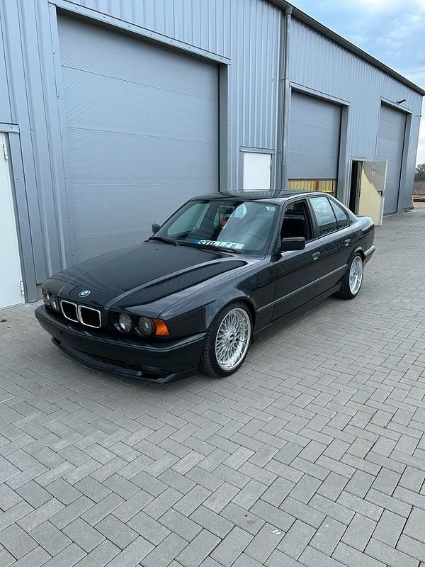 Grau Gebraucht 1992 BMW 525 Limousine | 16.490 € - Bild 1/4