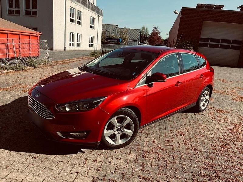 Używany Ford Focus Titanium 125 KM (91 kW) 2015 Czerwony Sedan/Limuzyna