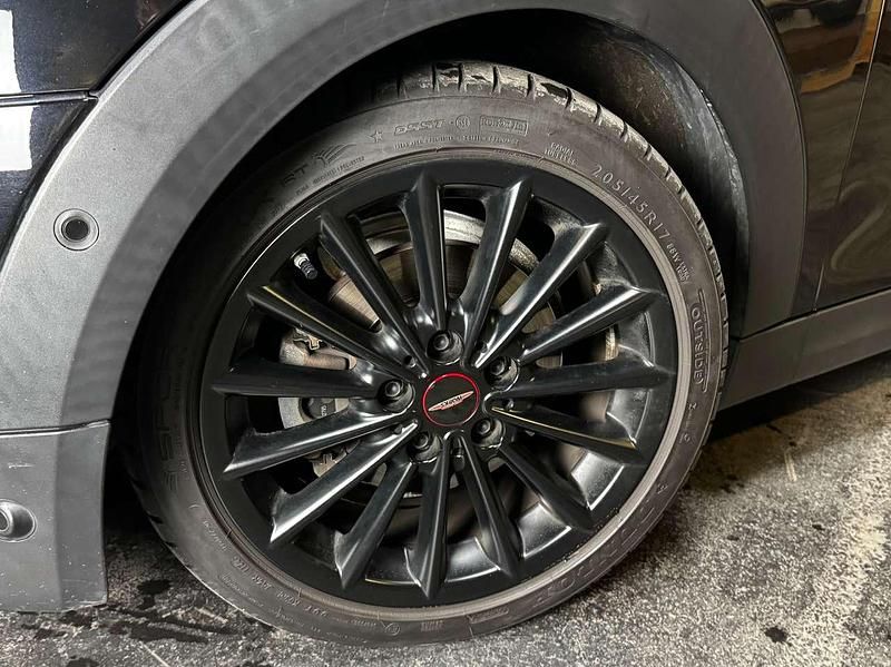 Gebraucht Mini John Cooper Works 136 PS (100 kW) 2019 Midnight black metallic Kleinwagen