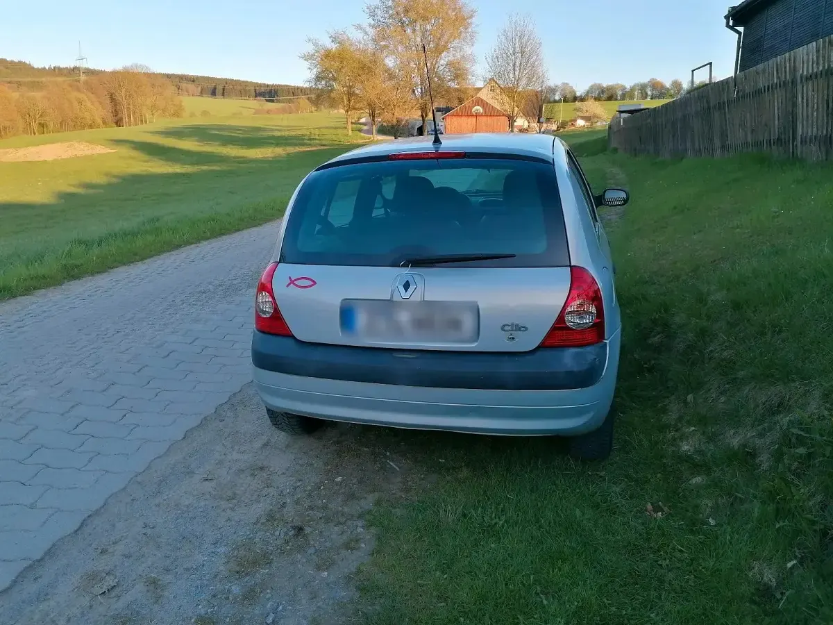 Second-hand Renault Clio II 75 CP (55 kW) 2004 Argintiu Hatchback