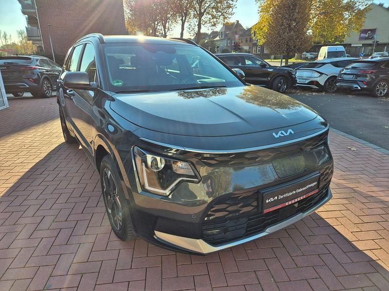Grau Gebraucht 2023 Kia e-Niro Vision SUV | 27.390 € (Fairer Preis) - Bild 1/4