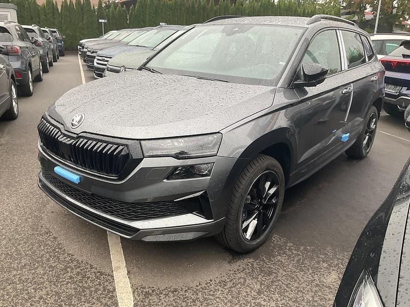 Graphite grau metallic Neu 2025 Skoda Karoq SportLine SUV | 38.495 € (Guter Preis) - Bild 1/3