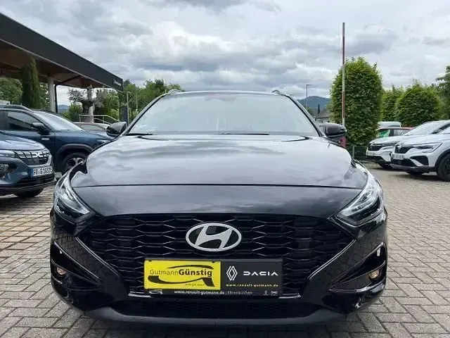 Gebraucht Hyundai i30 Advantage 120 PS (88 kW) 2024 Abyss black / mic Kombi