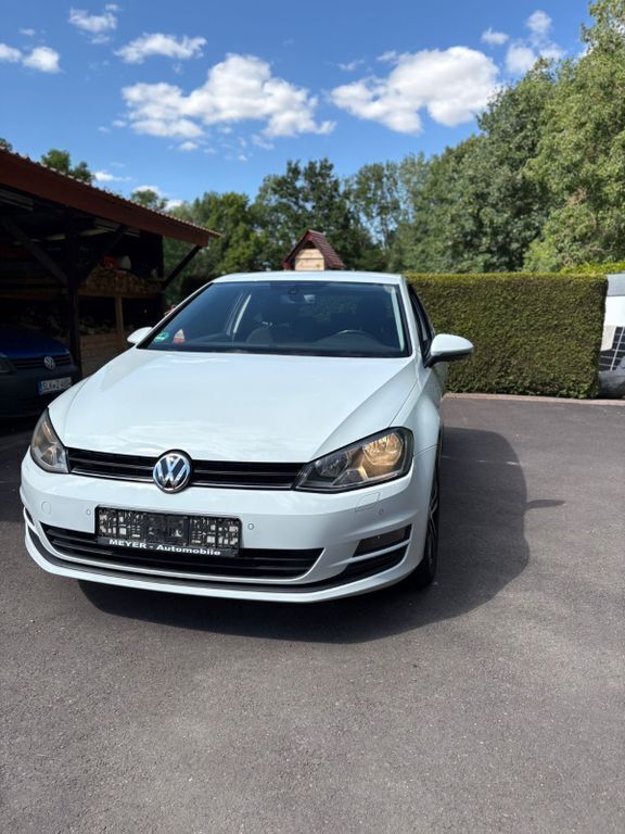 Weiß Gebraucht 2014 VW Golf VII Comfortline Limousine | 5.800 € (Superpreis) - Bild 1/4