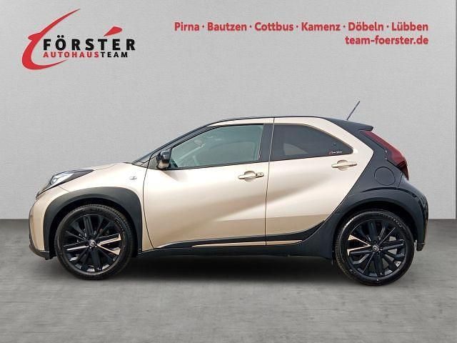 Gebraucht Toyota Aygo X Style 72 PS (52 kW) 2022 Ginger beige metallic/ night sky black SUV