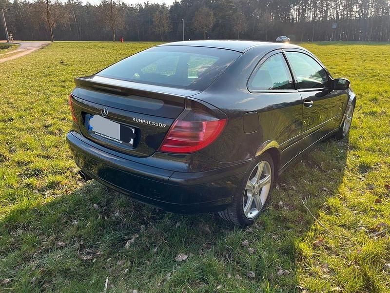 Gebraucht Mercedes C180 143 PS (105 kW) 2002 Schwarz Coupé