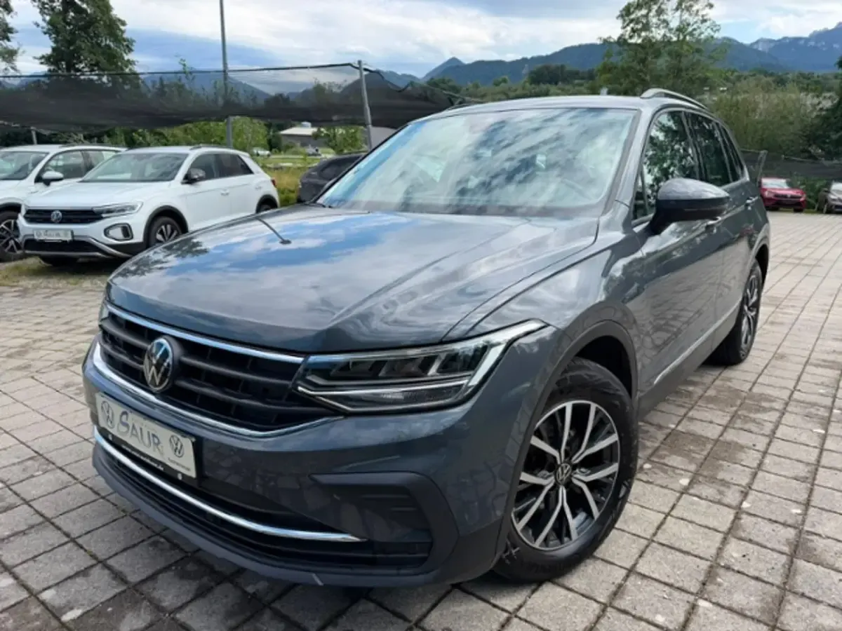 Gebraucht VW Tiguan Life 150 PS (110 kW) 2022 Delfingrau metallic (metallic) SUV