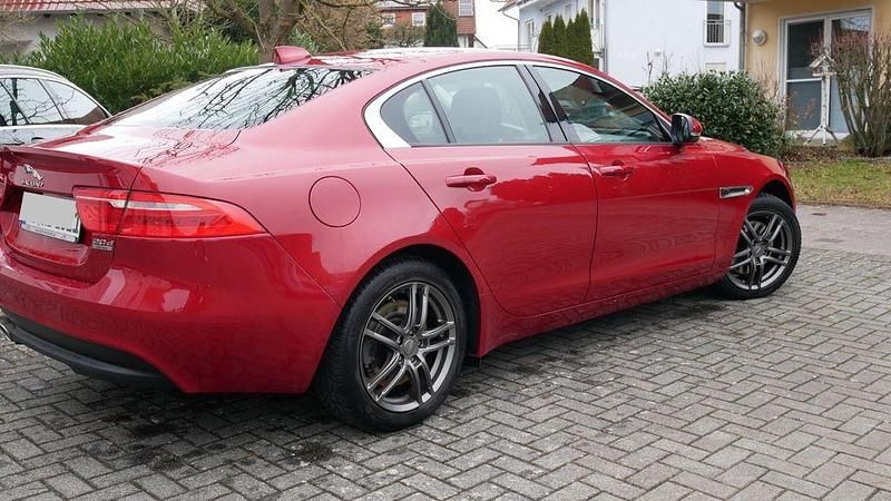 Gebraucht Jaguar XE Pure 179 PS (131 kW) 2016 Rot Limousine