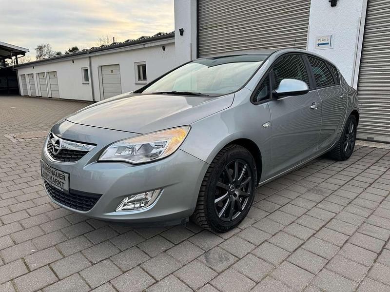 Gebraucht Opel Astra Design Edition 110 PS (80 kW) 2012 Silbersee/perl silber (m2) Limousine