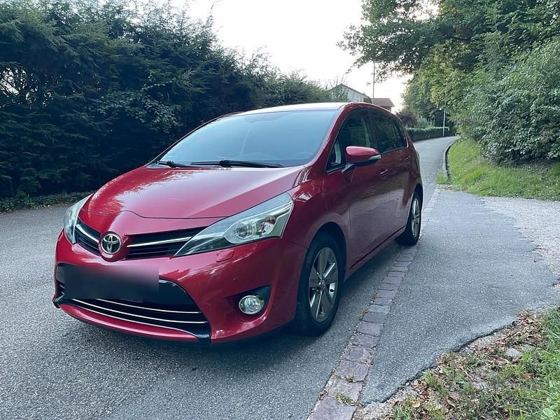 Rot Gebraucht 2015 Toyota Verso Van / Kleinbus | 8.950 € (Fairer Preis) - Bild 1/4