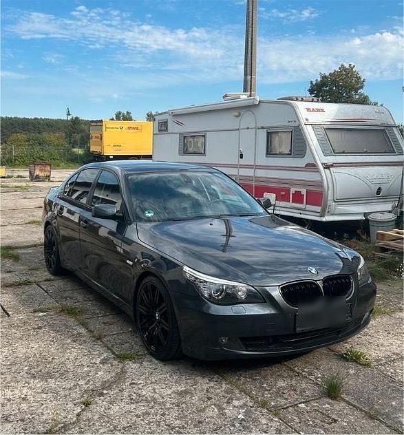 Grau Gebraucht 2007 BMW 540 Limousine | 12.700 € - Bild 1/4
