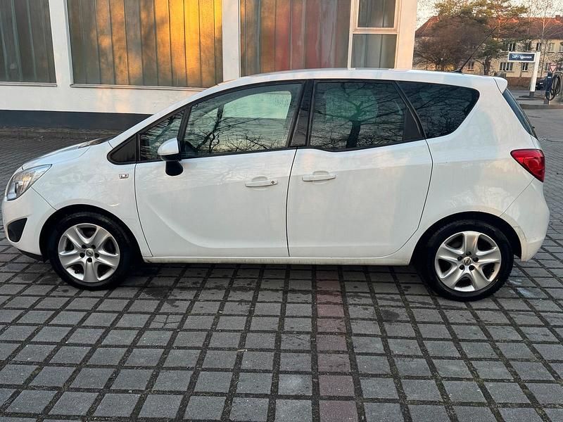 Gebraucht Opel Meriva 120 PS (88 kW) 2011 Weiß Van / Kleinbus
