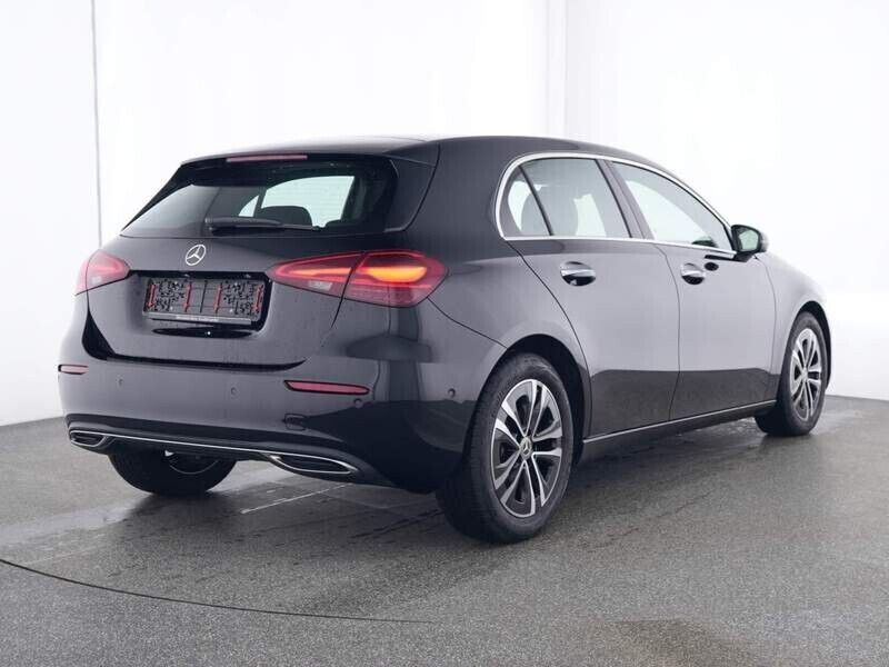 Schwarz Gebraucht 2023 Mercedes A200 Kleinwagen | 29.990 € (Fairer Preis) - Bild 1/2