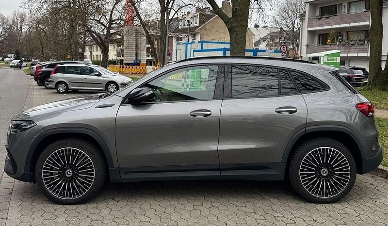 Grau Gebraucht 2022 Mercedes EQA250 AMG SUV | 29.900 € (Guter Preis) - Bild 1/4