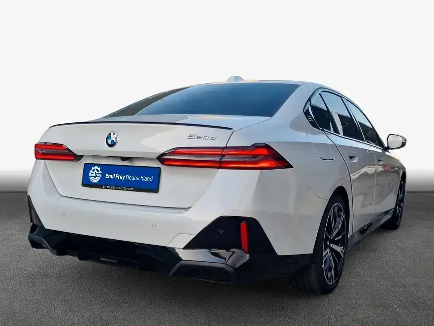 Neu BMW 520 Performance 197 PS (144 kW) 2025 Mineralweiß metallic Limousine