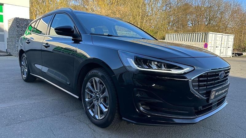 Käytetty Ford Focus Titanium 125 HP (91 kW) 2022 Musta Farmari