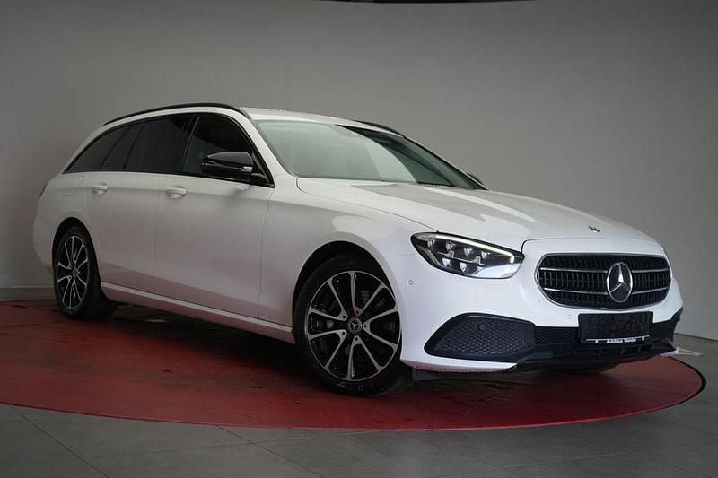 Weiß Gebraucht 2022 Mercedes E220 Limousine | 29.490 € (Superpreis) - Bild 1/4
