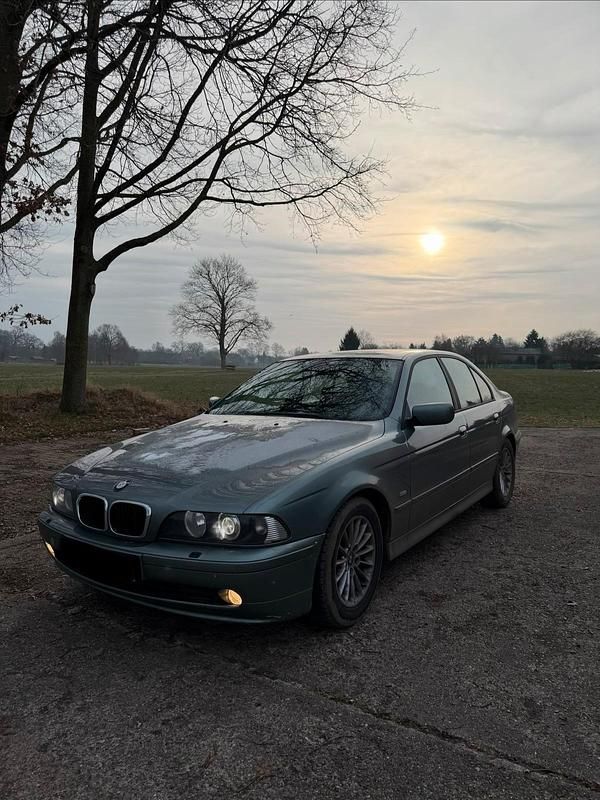 Grün Gebraucht 2002 BMW 525 Limousine | 4.950 € (Fairer Preis) - Bild 1/4