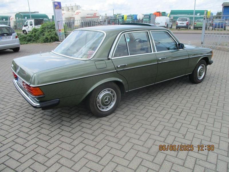 Gebraucht Mercedes 200 109 PS (80 kW) 1982 Grün Limousine