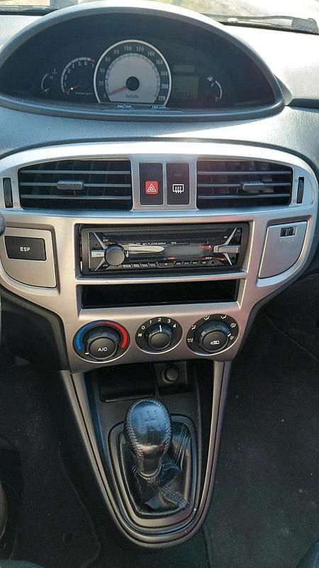 Gebraucht Hyundai Matrix 101 PS (74 kW) 2009 Silber Van / Kleinbus