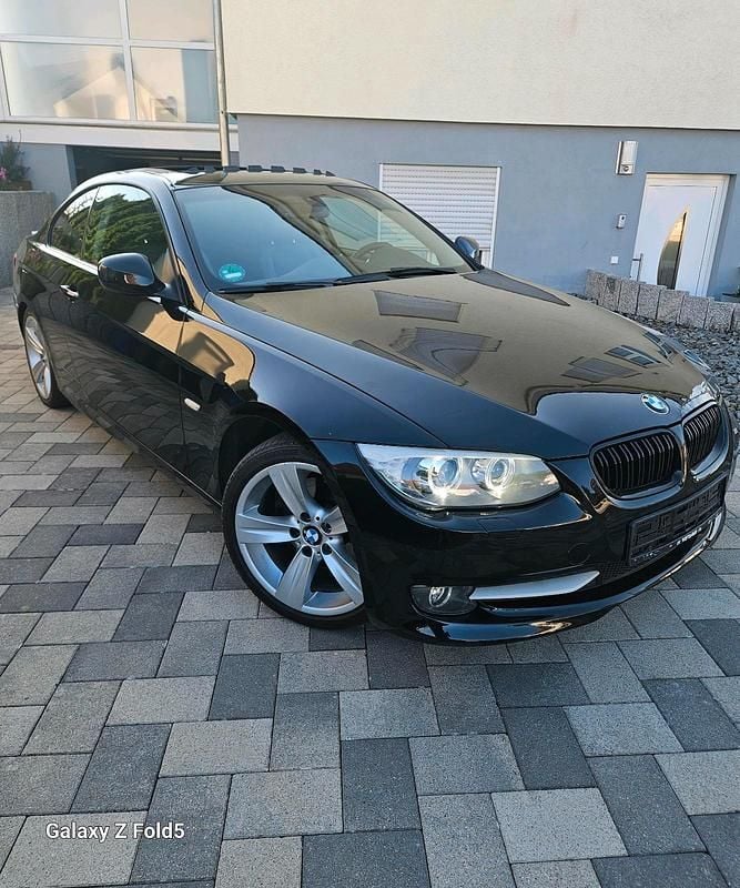 Schwarz Gebraucht 2012 BMW 320 Coupé | 9.700 € (Superpreis) - Bild 1/4