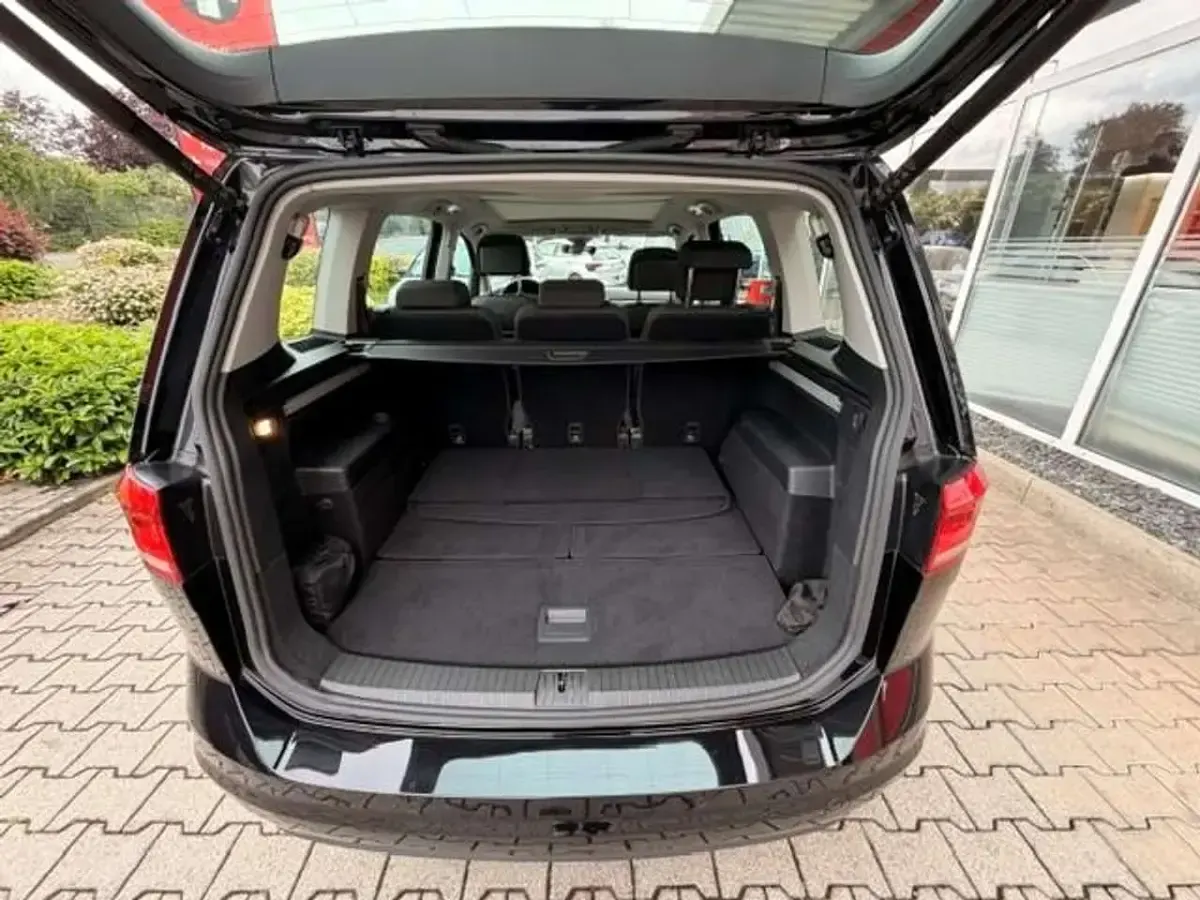 Gebraucht VW Touran 150 PS (110 kW) 2024 Deep black perleffekt Van / Kleinbus