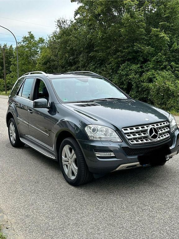 Grau Gebraucht 2011 Mercedes ML350 Sport SUV | 11.870 € (Fairer Preis) - Bild 1/4