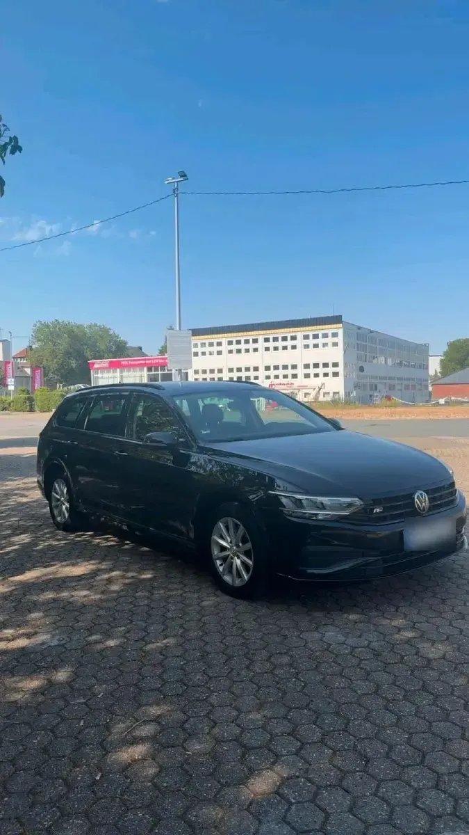 Gebraucht VW Passat R-line 150 PS (110 kW) 2024 Schwarz Kombi