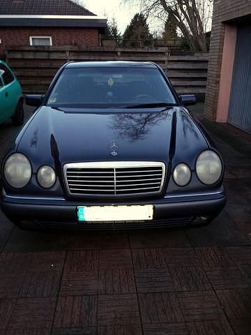 Gebraucht Mercedes E200 Elegance 102 PS (75 kW) 1999 Schwarz Limousine