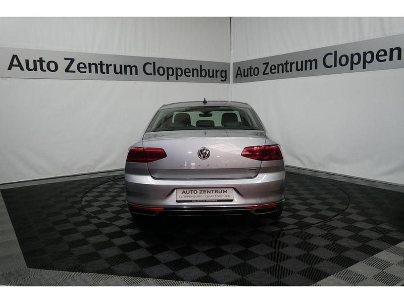 Gebraucht VW Passat Elegance 239 PS (175 kW) 2020 Pyritsilber metallic Limousine