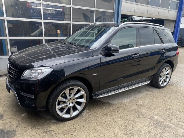 Schwarz metallic Gebraucht 2011 Mercedes ML350 AMG line SUV | 19.900 € (Teuer) - Bild 1/1