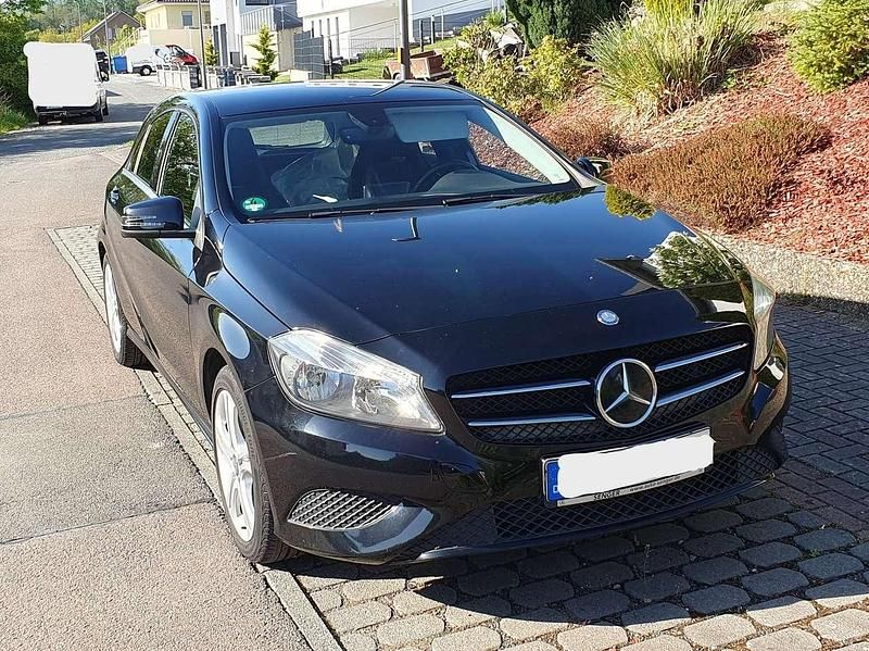 Schwarz Gebraucht 2014 Mercedes A180 Limousine | 10.500 € (Guter Preis) - Bild 1/4