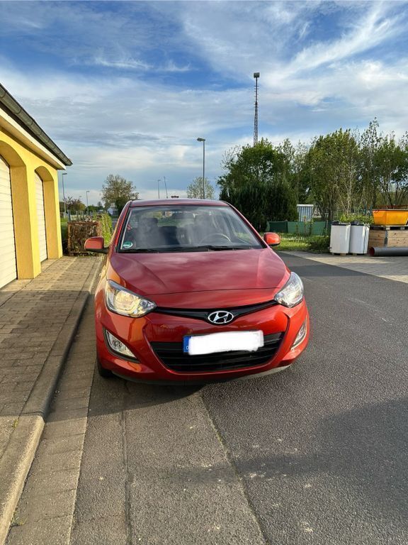 Rot Gebraucht 2013 Hyundai i20 Trend Limousine | 6.200 € (Fairer Preis) - Bild 1/4
