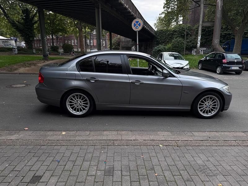 Gebraucht BMW 318 143 PS (105 kW) 2010 Grau Limousine