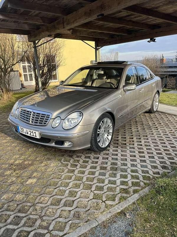 Grau Gebraucht 2003 Mercedes E240 Limousine | 7.500 € (Teuer) - Bild 1/4