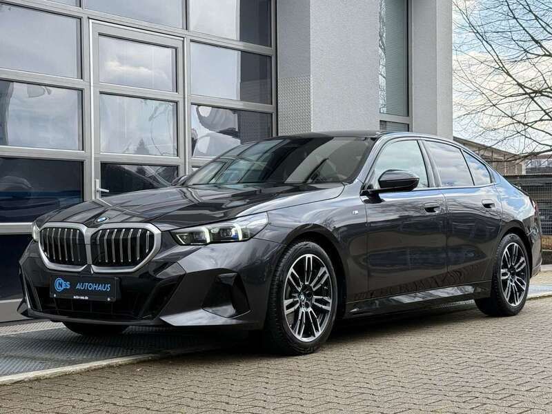 Grau Gebraucht 2024 BMW 520 M Sport Limousine | 59.890 € (Fairer Preis) - Bild 1/4