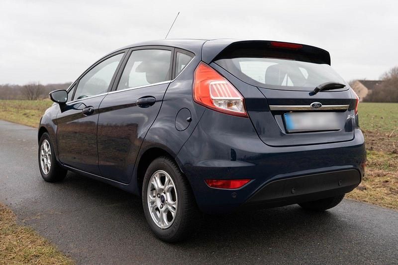 Gebraucht Ford Fiesta Titanium 95 PS (69 kW) 2016 Blau Kleinwagen