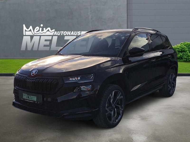 Schwarz Neu 2025 Skoda Karoq SportLine SUV | 49.380 € - Bild 1/4