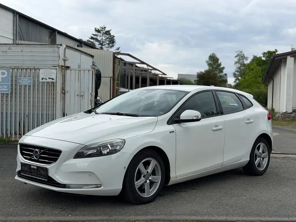 Gebraucht Volvo V40 Kinetic 114 PS (83 kW) 2013 Weiß Limousine