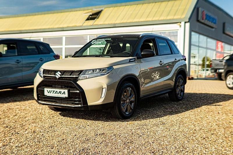 Savannah ivory metallic/cosmic Neu 2025 Suzuki Vitara Comfort SUV | 28.590 € (Etwas zu teuer) - Bild 1/4