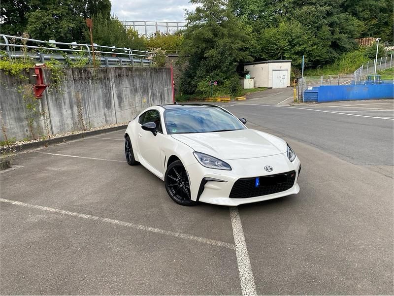 Weiß Gebraucht 2024 Toyota GR86 Coupé | 35.500 € (Fairer Preis) - Bild 1/4