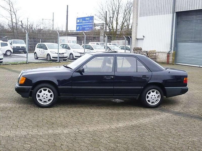 Gebraucht Mercedes E230 132 PS (97 kW) 1988 Mitternachtblau 904 Limousine