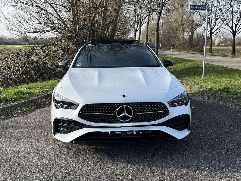 Weiß Gebraucht 2024 Mercedes CLA220 Advanced Plus Limousine | 41.000 € (Etwas zu teuer) - Bild 1/4