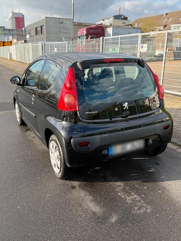 Gebraucht Peugeot 107 68 PS (50 kW) 2011 Schwarz Kleinwagen