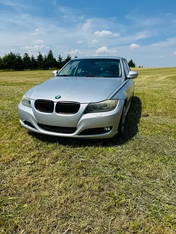 Gebraucht BMW 318 143 PS (105 kW) 2010 Silber Limousine