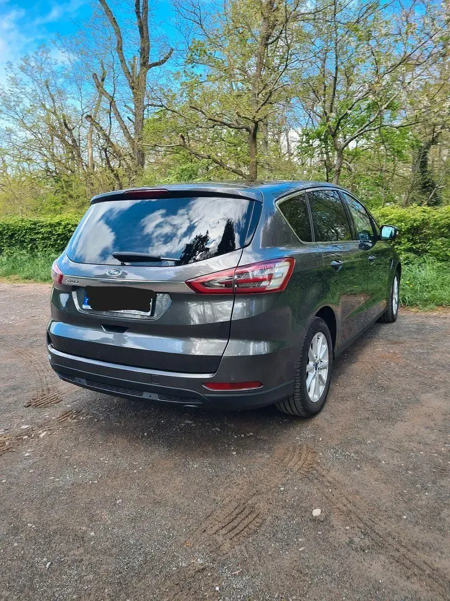 Gebraucht Ford S-MAX Titanium 150 PS (110 kW) 2017 Grau Van / Kleinbus