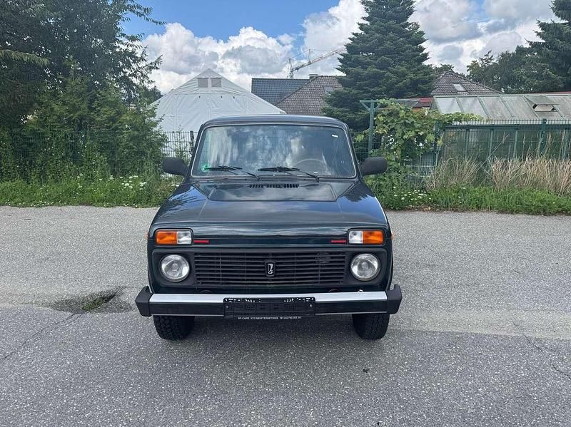 Grün Gebraucht 2012 Lada niva SUV | 6.500 € (Fairer Preis) - Bild 1/4