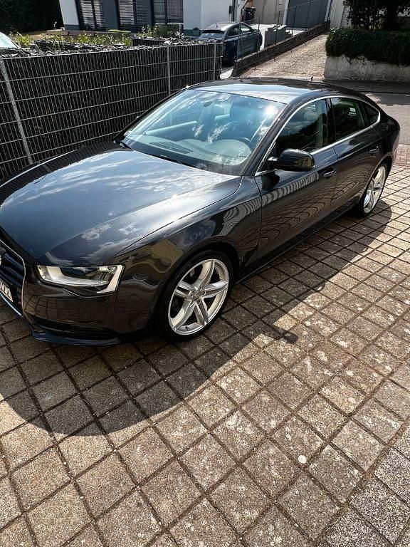 Grau Gebraucht 2015 Audi A5 Sportback Sport Kleinwagen | 15.500 € (Guter Preis) - Bild 1/4