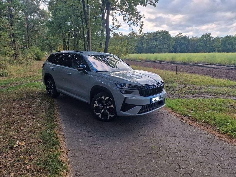 Grau Gebraucht 2025 Skoda Kodiaq RS SUV | 52.999 € (Guter Preis) - Bild 1/4